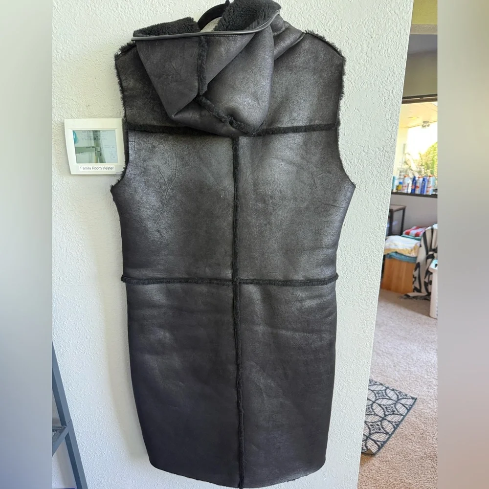 FRYE Black Sherpa Vest - Picture 3 of 6